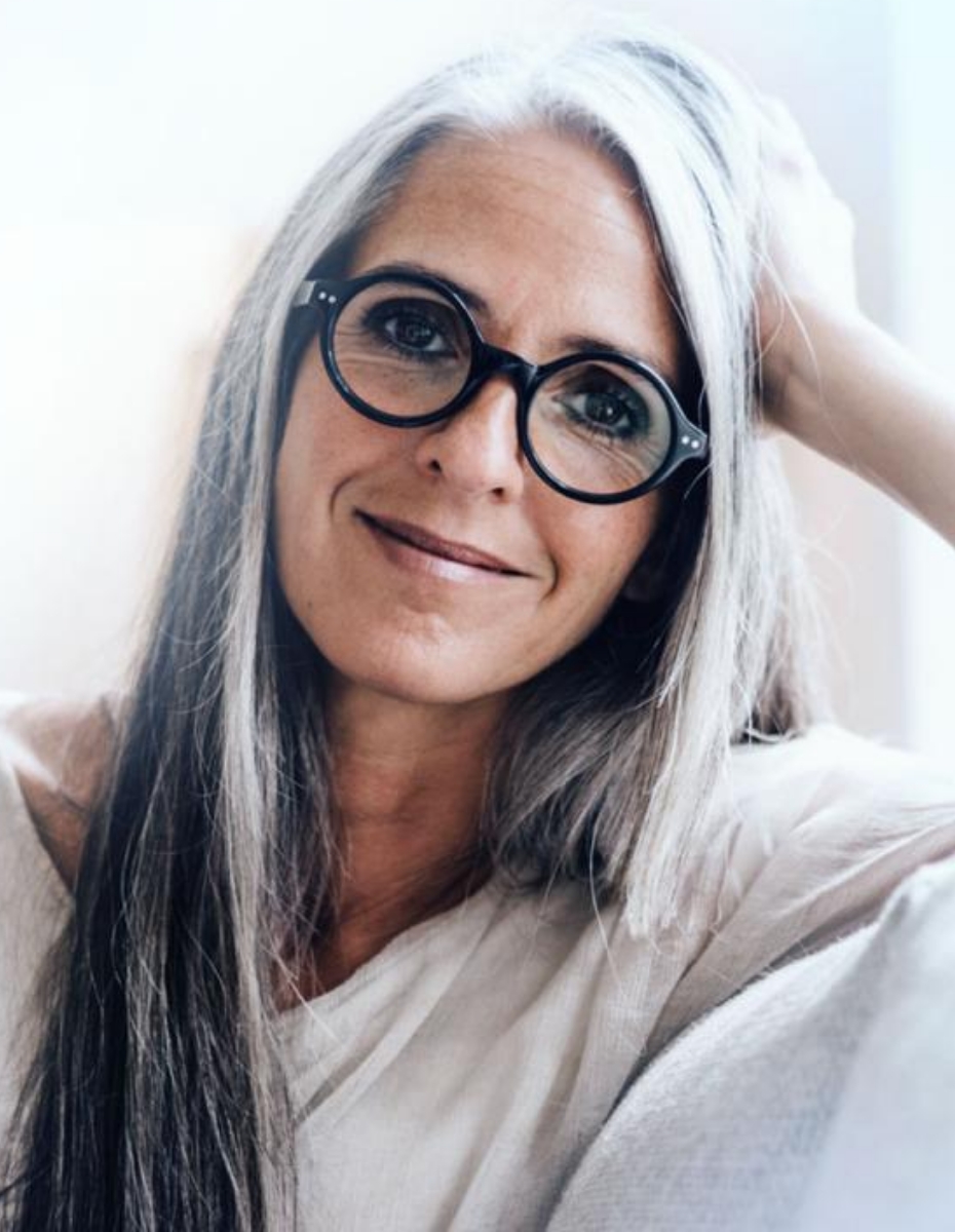 Frau mit Gleitsichtbrille. 