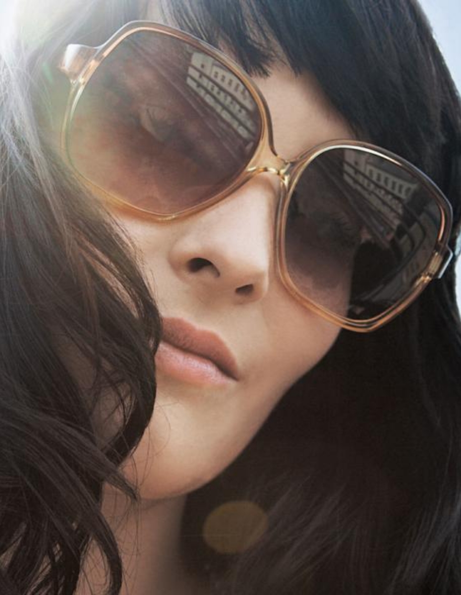 Frau mit großer Sonnenbrille. 